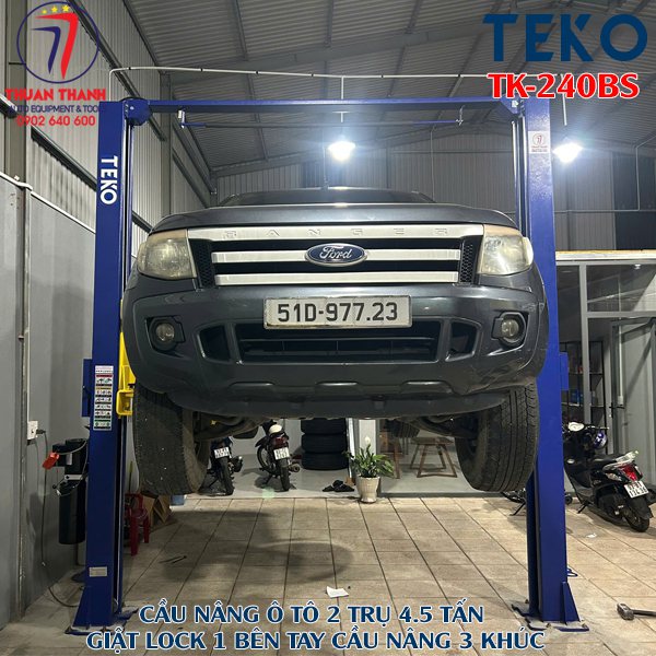 Cầu nâng ô tô 2 trụ 4.5 tấn màu xanh TEKO giằng trên giật lock khóa 1 bên tay cầu 3 khúc TK-240BS